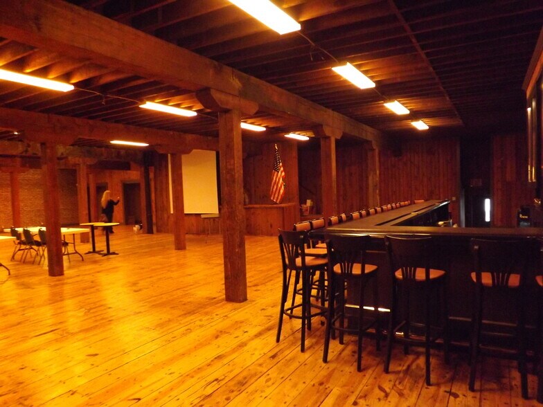 More Photos Of 2600 6th Ave, Troy Showroom For Lease