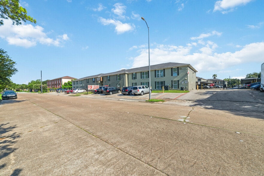 More Photos Of 8330 Carvel Ln, Houston Apartments For Sale