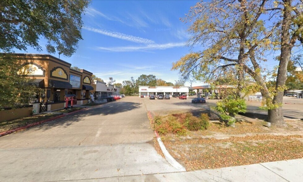 More Photos Of 811 Avenue D, Katy Storefront For Lease