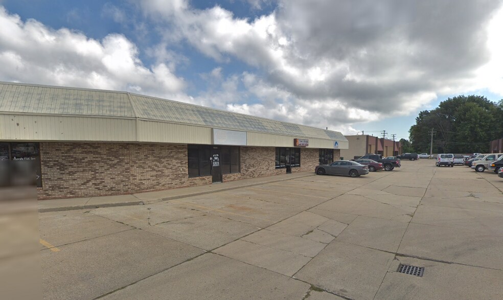 More Photos Of 33960-34100 Groesbeck Hwy, Clinton Township Freestanding For Lease