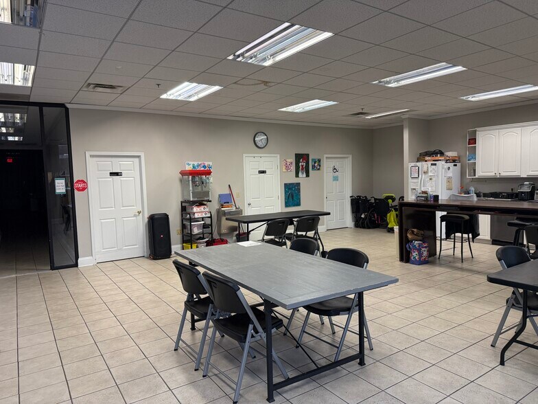 More Photos Of 120 Arnold Mill Park, Woodstock Light Distribution For Lease