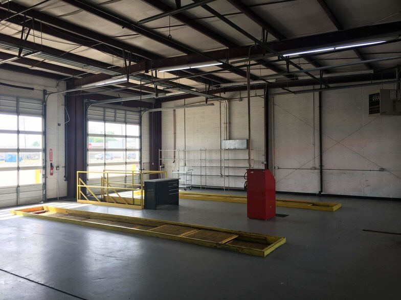 More Photos Of 914 W Main St, Cabot Auto Repair For Lease