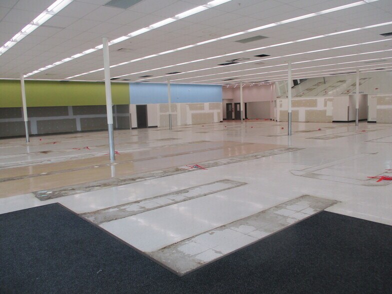 More Photos Of 2707 Greensboro Rd, Martinsville Drugstore For Lease