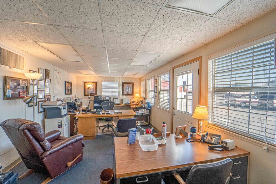 More Photos Of 1112 W Main St, Olney Office For Sale