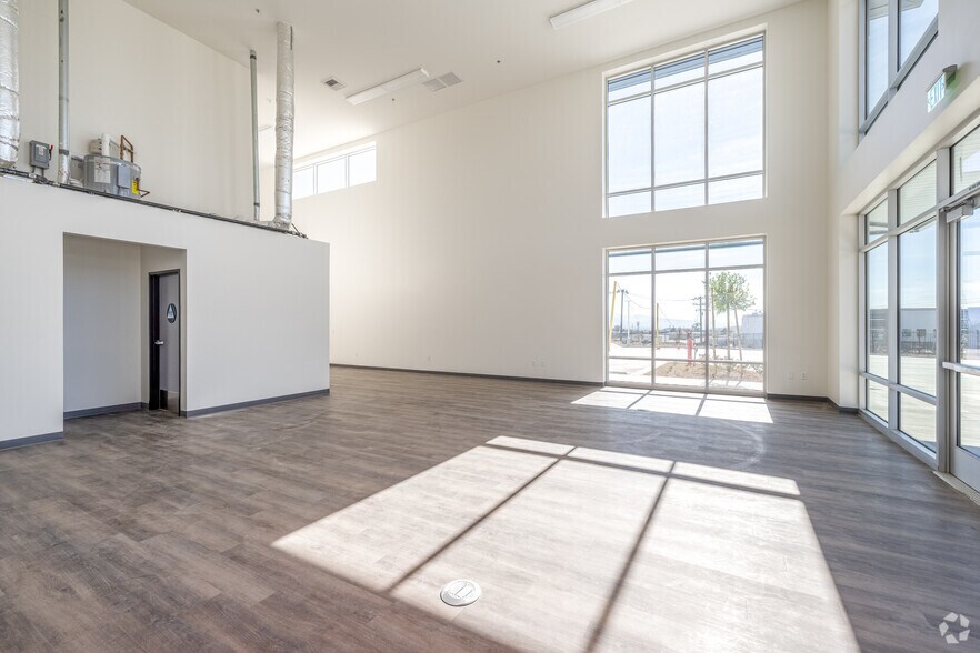 More Photos Of 19472 Cajon Blvd, San Bernardino Distribution For Lease