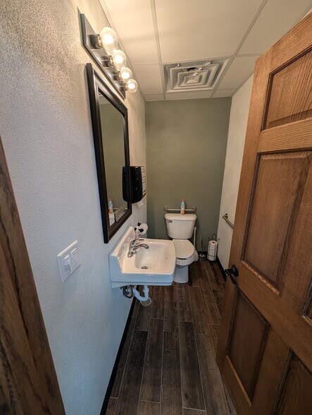 More Photos Of 518 W Main St, Kirkland Freestanding For Sale