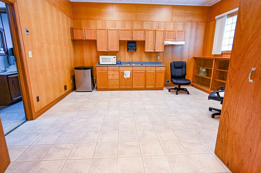 More Photos Of 19 Ridout St W, Tillsonburg Office For Lease