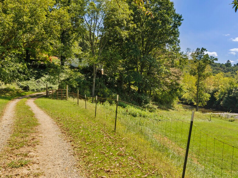 More Photos Of 371 Riverview Dr, Waynesville Manufactured Housing Mobile Home Park For Sale