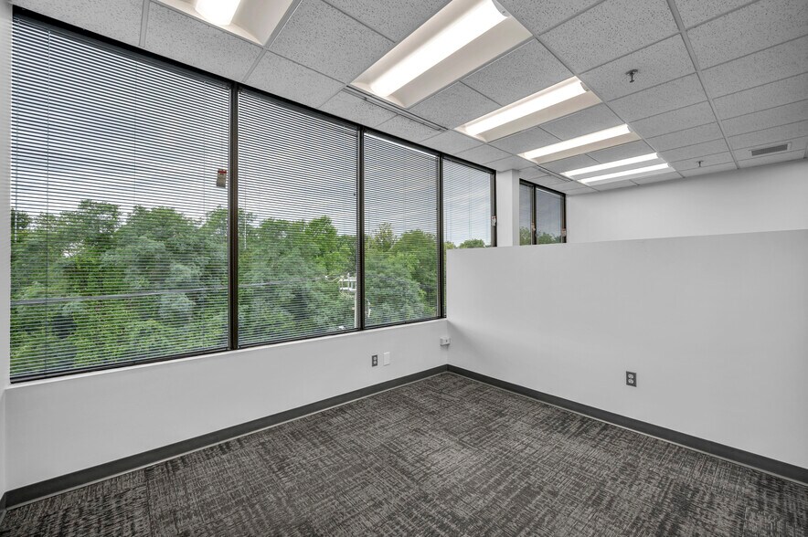 More Photos Of 290 Roberts St, East Hartford Office For Lease