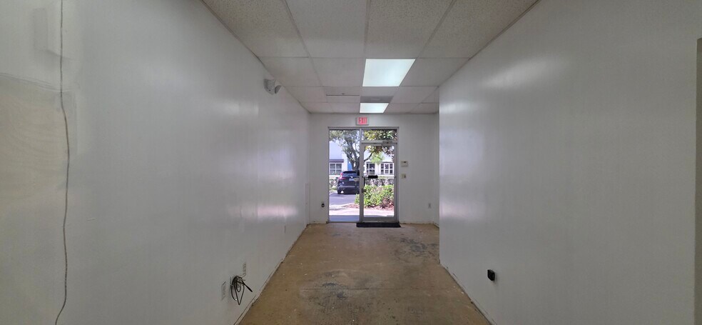 More Photos Of 7810 Kingspointe Pky, Orlando Warehouse For Lease