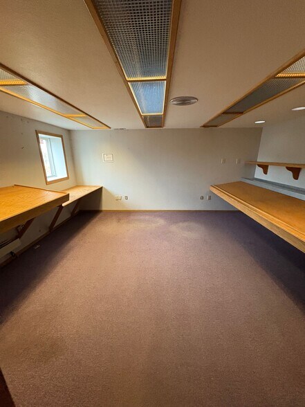 More Photos Of 6636 Rosewood St, Anchorage Warehouse For Sale