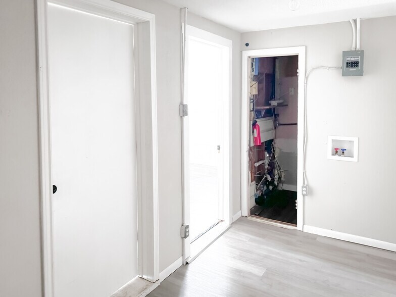 More Photos Of 1419 S Main St, Weatherford Storefront Retail Office For Sale