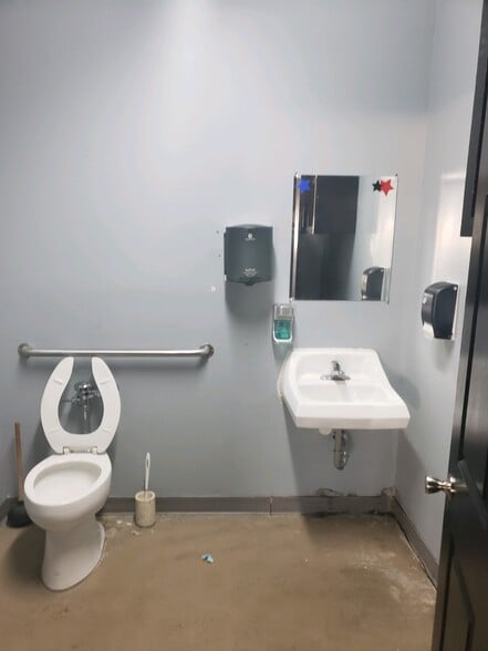 More Photos Of 1905 Central Pky, Decatur Showroom For Lease