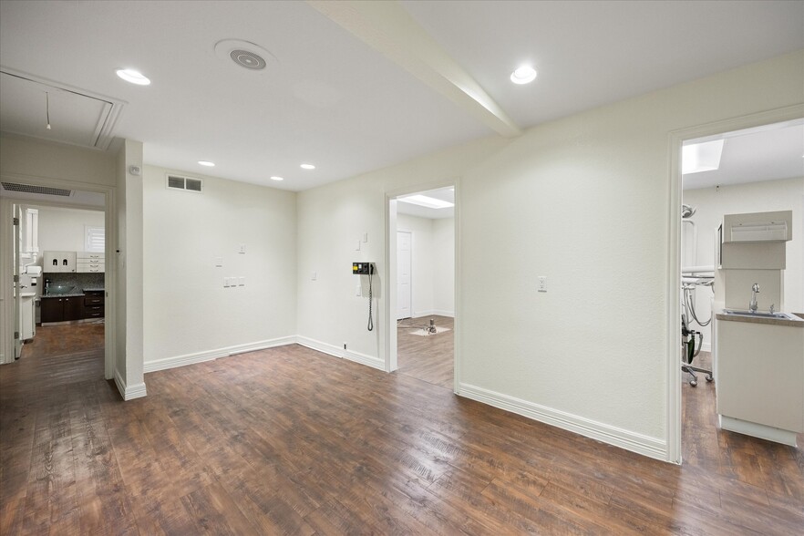 More Photos Of 310 W Bluff St, Granbury Office For Sale