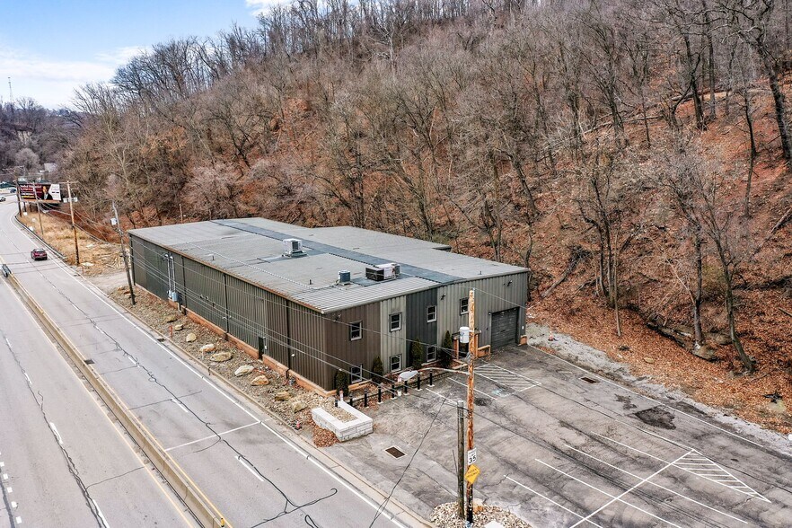 More Photos Of 921 Saw Mill Run Blvd, Pittsburgh Light Distribution For Sale