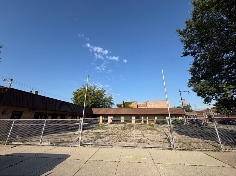 More Photos Of 4133-4135 W Lawrence Ave, Chicago General Retail For Sale