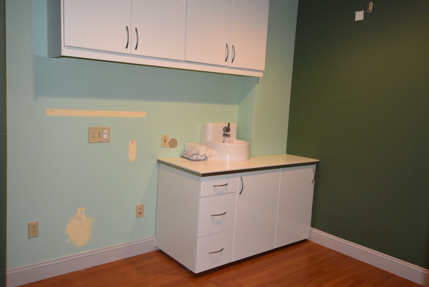 More Photos Of 635 Anderson Rd, Davis Medical For Lease