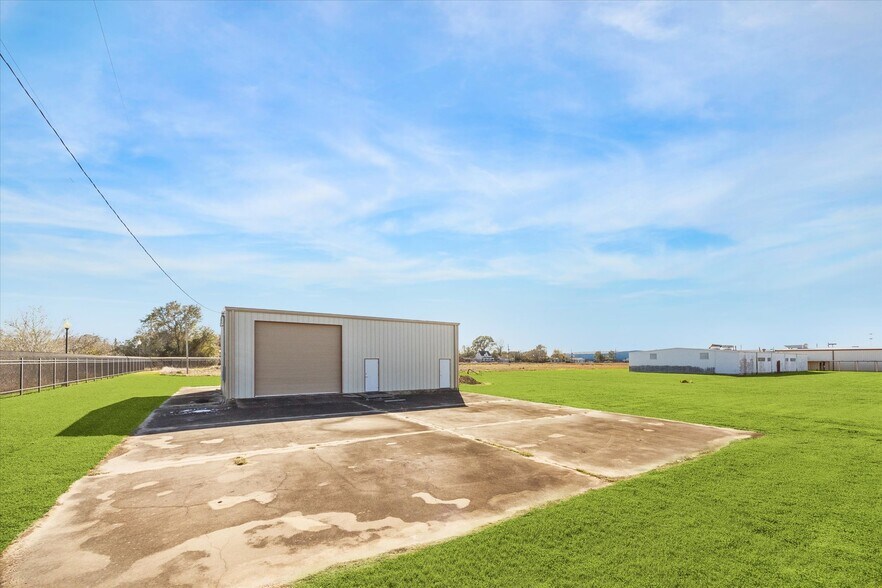 More Photos Of 1401 Mlk Blvd, El Campo Flex For Sale