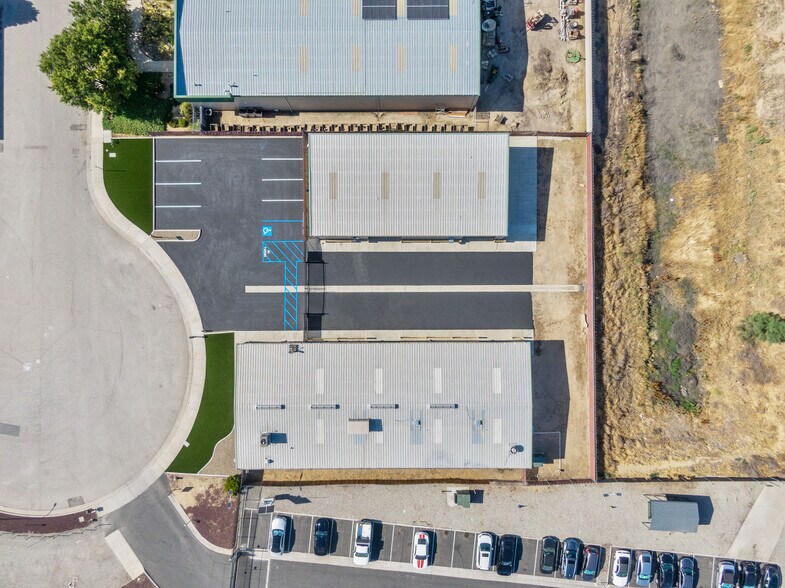 More Photos Of 138 Coremark Ct, Bakersfield Service For Lease