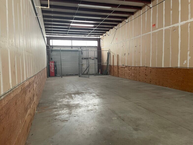 More Photos Of 7111 Davis Creek Rd, Jacksonville Warehouse For Sale