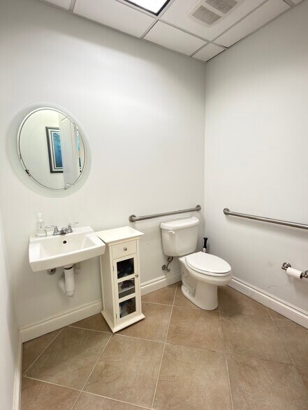 More Photos Of 1931 Commerce Ln, Jupiter Office For Sale