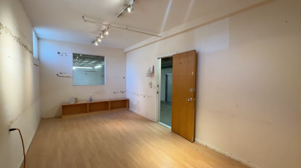 More Photos Of 3836 Crescent St & Side Lot, Long Island City Warehouse For Sale