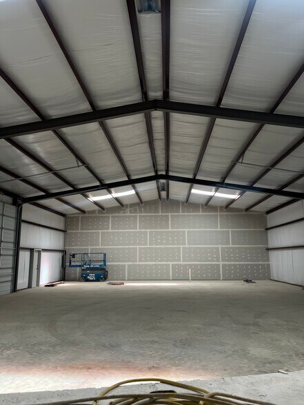 More Photos Of 1045 Sales Dr, Waxahachie General Retail For Lease