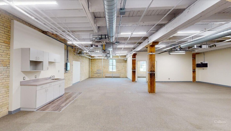 More Photos Of 111 Lombard Ave, Winnipeg Office For Lease