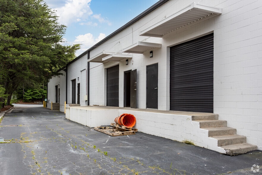 More Photos Of 5442 Frontage Rd, Forest Park Showroom For Lease