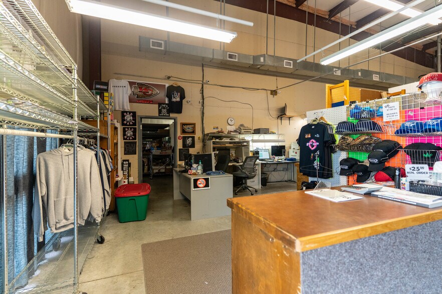 More Photos Of 800 Creekside Dr, Gardner Showroom For Sale