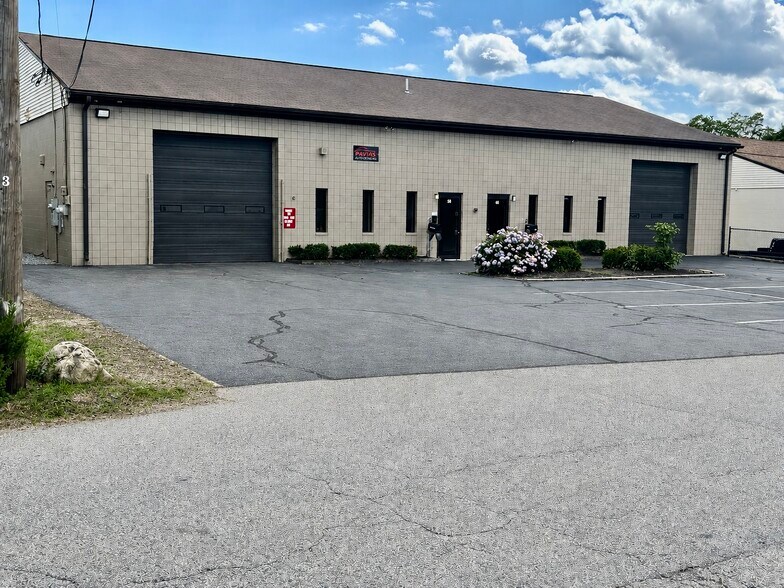 More Photos Of 58 Kent Ave, Warwick Warehouse For Lease