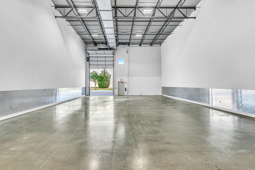More Photos Of 1100 Lakeside Parkway, Flower Mound Showroom For Lease