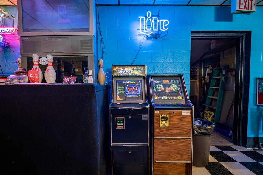 More Photos Of 675 Grant St, Winneconne Bowling Alley For Sale