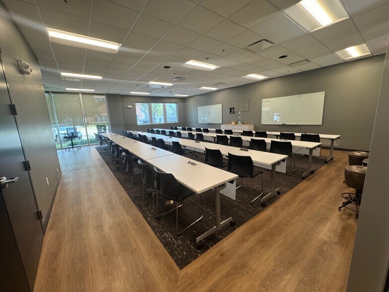 More Photos Of 6751 Parker Farm Dr, Wilmington Office For Lease