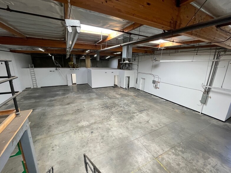 More Photos Of 19428-19434 Business Center Dr, Northridge Warehouse For Lease