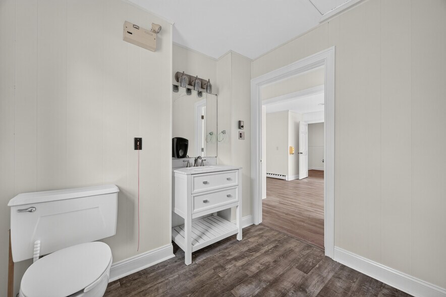 More Photos Of 25 Chesterfield Rd, East Lyme Office For Sale