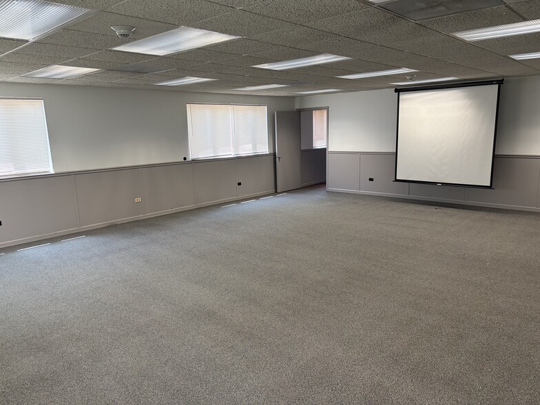 More Photos Of 130 W Armory Dr, South Holland Flex For Sale