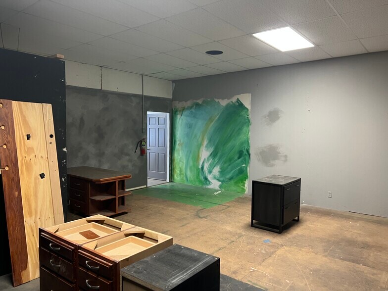 More Photos Of 300 E Broadway Blvd, Johnston City Specialty For Sale