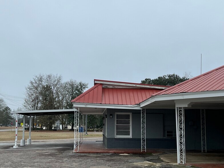 More Photos Of 1645 Main St N, Allendale Hotel For Sale