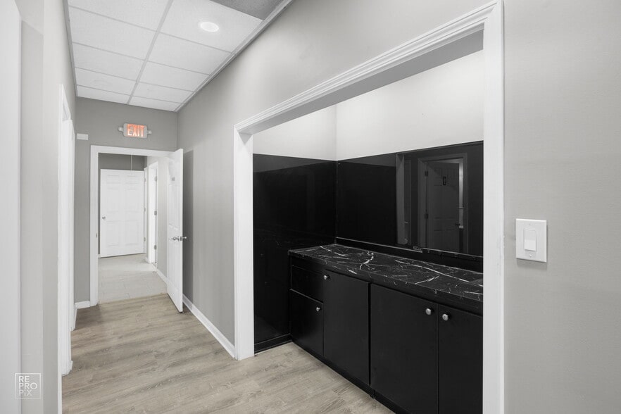 More Photos Of 6166 S Sayre Ave, Chicago Warehouse For Lease