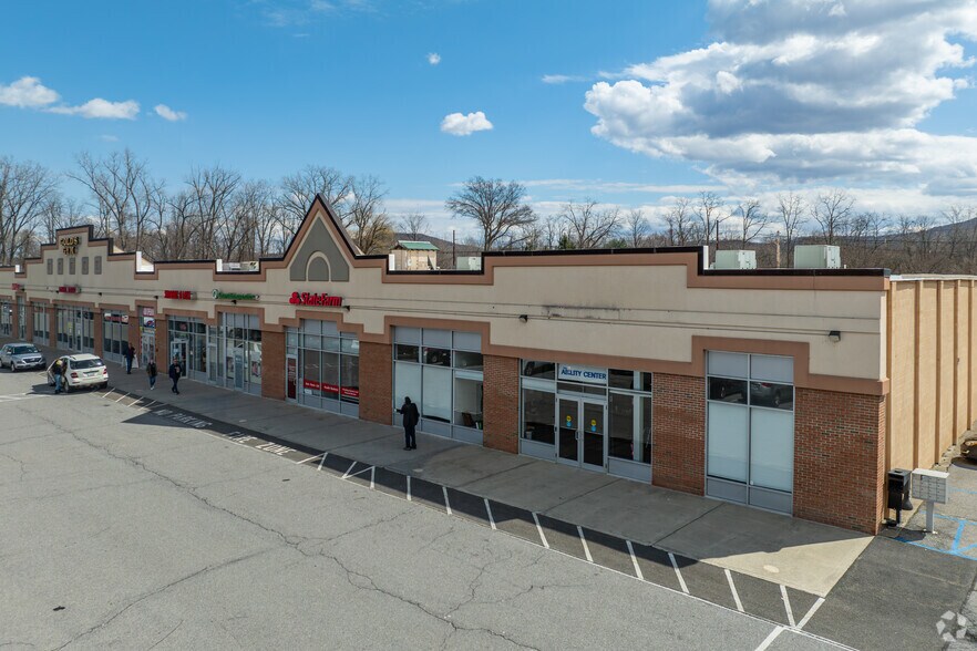 More Photos Of 982-986 Main St, Fishkill Unknown For Lease