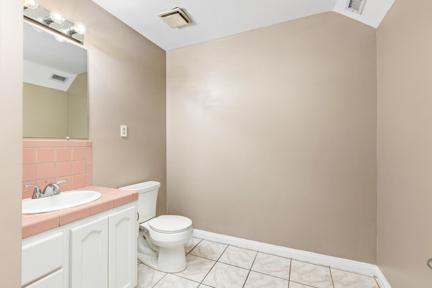 More Photos Of 1240 N Jefferson St, Anaheim Warehouse For Sale