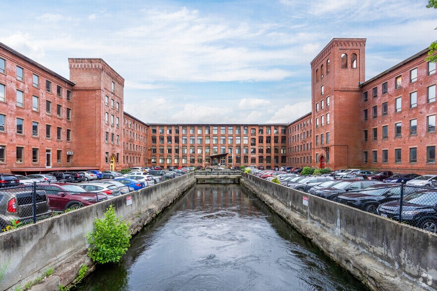 More Photos Of 4 Open Square Way, Holyoke Showroom For Lease