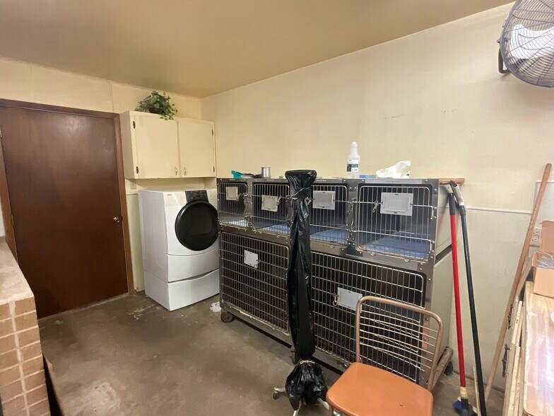 More Photos Of 1310 W Grand Ave, Yoakum Veterinarian Kennel For Sale