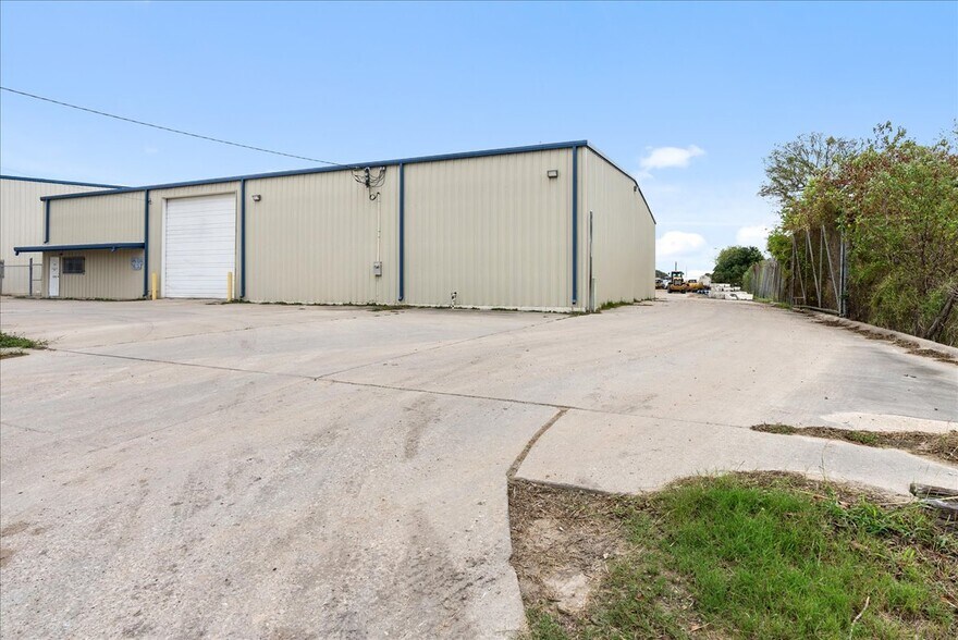 More Photos Of 820 Mcbride Ln, Corpus Christi Warehouse For Lease
