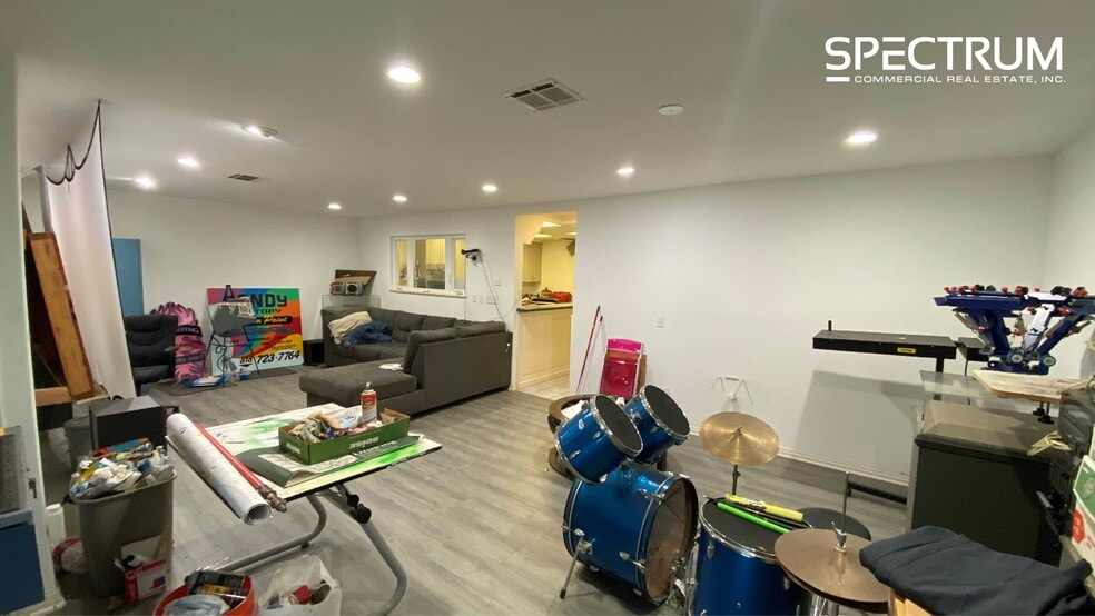 More Photos Of 10140-10158 Canoga Ave, Chatsworth Service For Lease