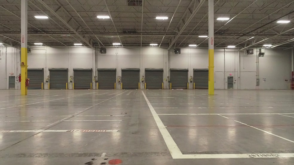 More Photos Of 6750 N Desert Blvd, El Paso Distribution For Lease