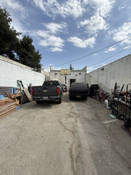 More Photos Of 10548 Victory Blvd, North Hollywood Storefront For Sale