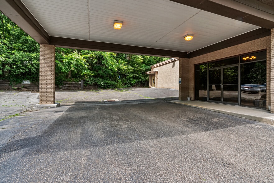 More Photos Of 1650 Broadway Ave, McKees Rocks Storefront Retail Office For Lease