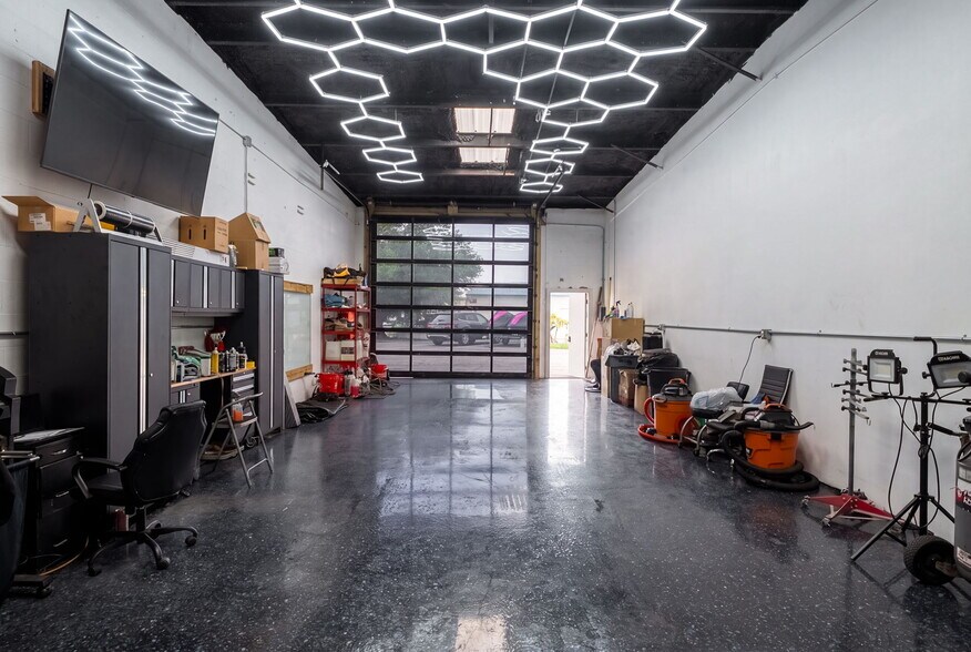 More Photos Of 501 Interstate Ct, Sarasota Warehouse For Sale